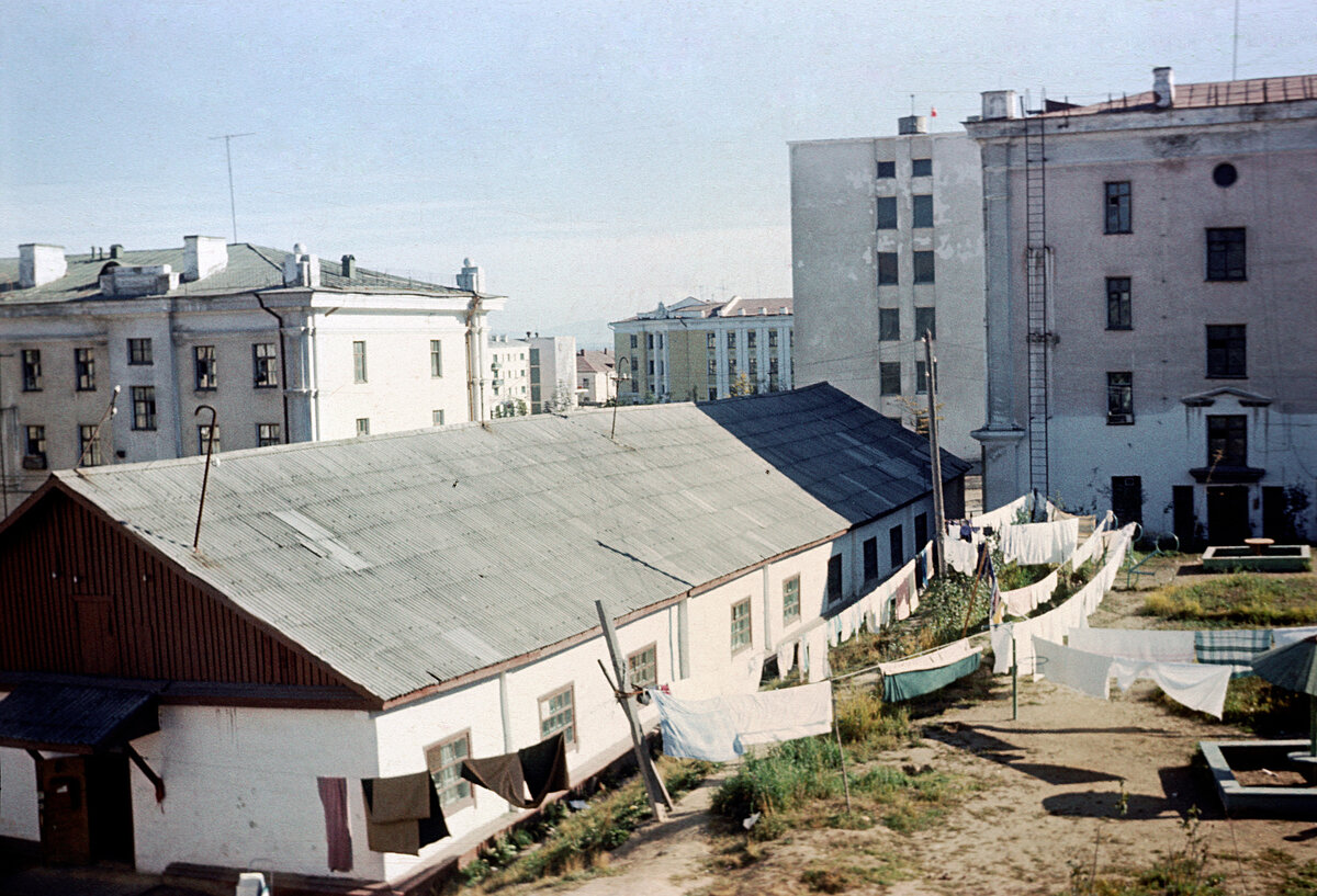 Старый магадан. Бараки Магадана. Магадан 1989 год. Магадан 2000 год. Старинные здания Магадана.
