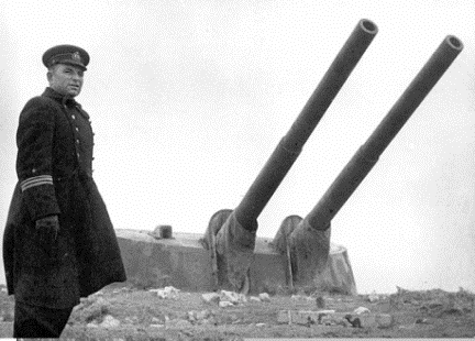 Последний командир 35-й батареи капитан Лещенко А.Я.  у первой башни.