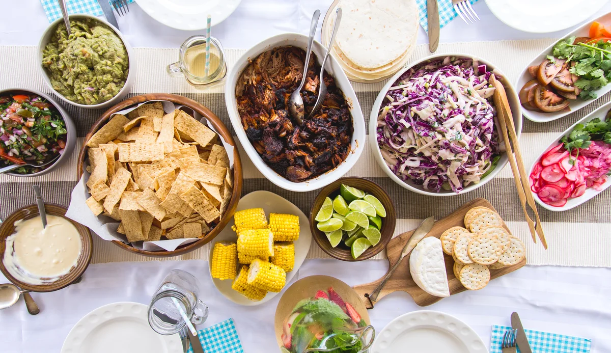 Красивая вегетарианская еда. Блюда с суперфудами. Булгур с тофу. Неправильное питание. Вредная еда.