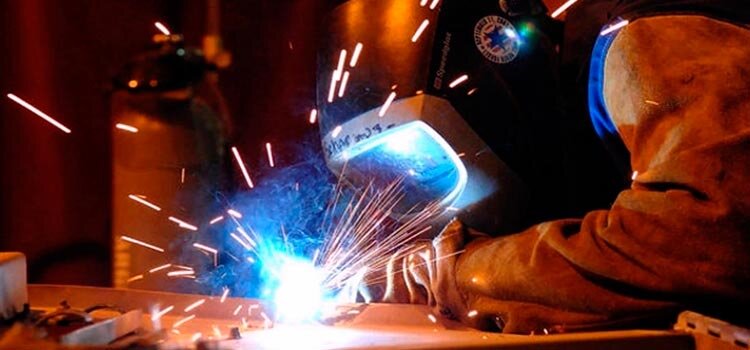 Спилковые краги — обязательное средство защиты рук сварщиков и металлургов