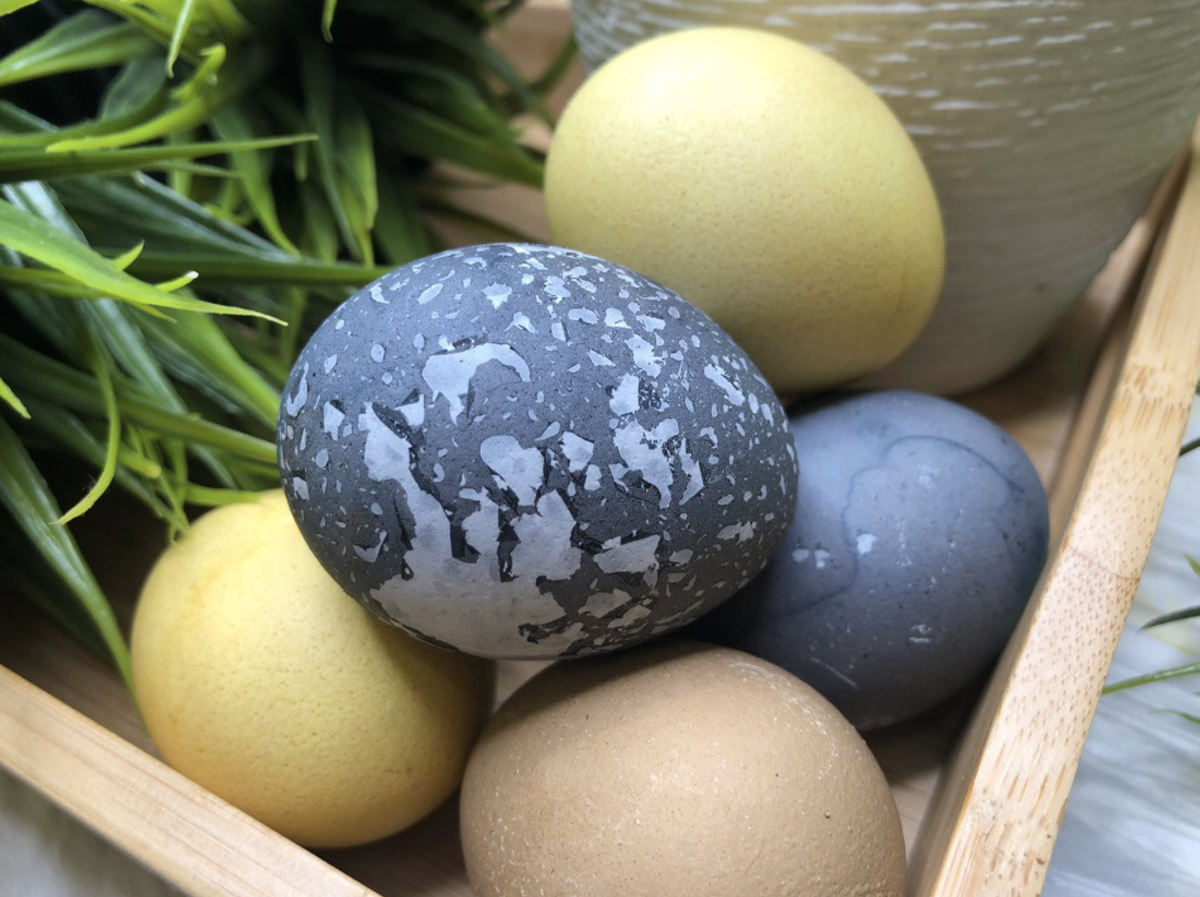 Окрашивание яиц натуральными красителями. Натуральные красители для яиц. Пасхальные яйца натуральные красители. Окрашивание яиц на Пасху. Яйца без красителей
