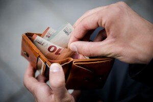 Регулируется МРОТ в регионах согласно соглашению 3-х сторон: