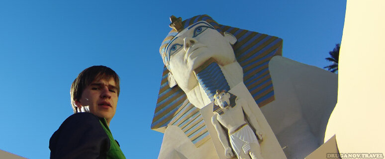 Перед покупкой авиабилета на определенные маршрут всегда нужно проверять 2 вещи — один билет с пересадкой (например: Лос-Анджелес-Манила с пересадкой на Гавайях) и два разных билета на этот же маршрут (например: Лос-Анджелес-Гонолулу, и второй билет Гонолулу-Манила). Порой один билет с пересадкой — дешевле, чем два отдельных. Но бывает и наоборот. Во втором случае вы сможете выбрать сколько часов/дней вы сможете провести в пересадочном пункте и посмотреть страну.
Покупая например билет Тюмень-Москва я вижу самую дешевую цену в 4000руб. А выбирая билет Тюмень-Питер с пересадкой в Москве я вижу цену в 3200руб. И конечно лететь до Питера во втором случае вовсе не обязательно.
