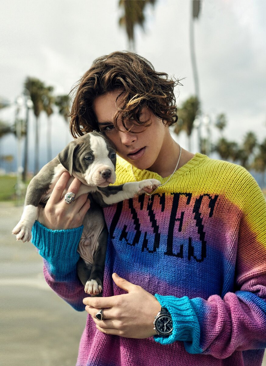 Париж носит джемпер от Amiri и часы от Omega