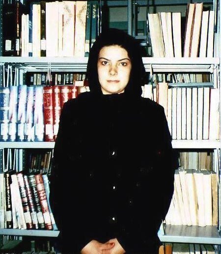 

О Надее Анджуман можно писать как об афганском ветре – самуме. Как о цветке граната. Полураспустившемся. И тут же увядшем. Можно написать новеллу. Можно роман. Можно не писать вообще ничего.
Она прожила на свете полных двадцать четыре года. Неполных двадцать пять. Это все. Это - море. Нет, река. Небольшая, как в Герате, пересыхающая в полдневную жару, в летнюю пору самумов...
