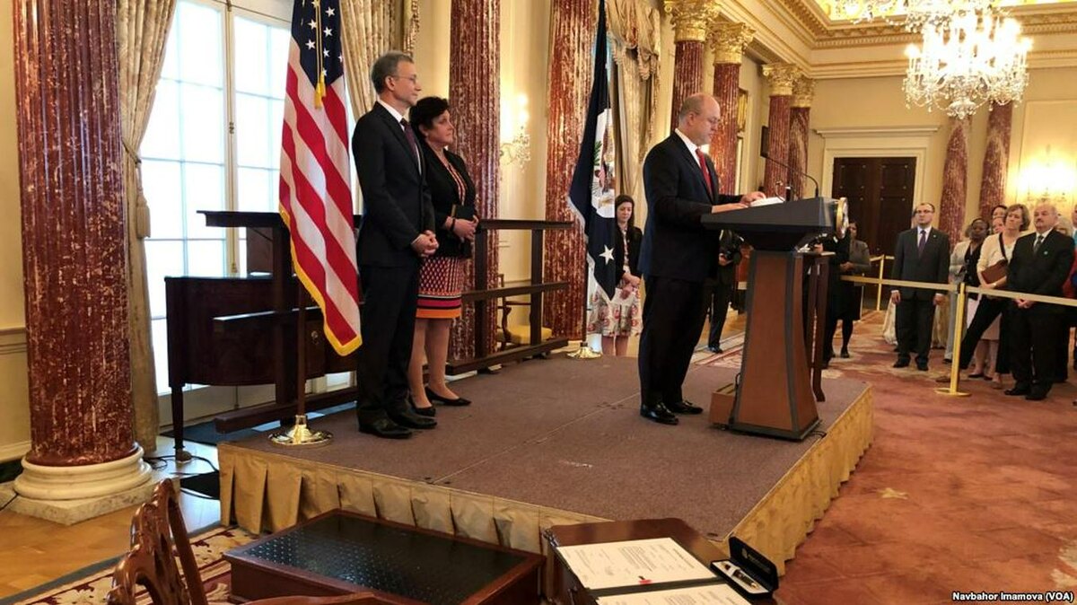 ЦЕРЕМОНИЯ ПРИСЯГИ. ДЭНИЭЛЬ РОЗЕНБЛЮМ СЛЕВА. ФОТО VOICE OF AMERICA