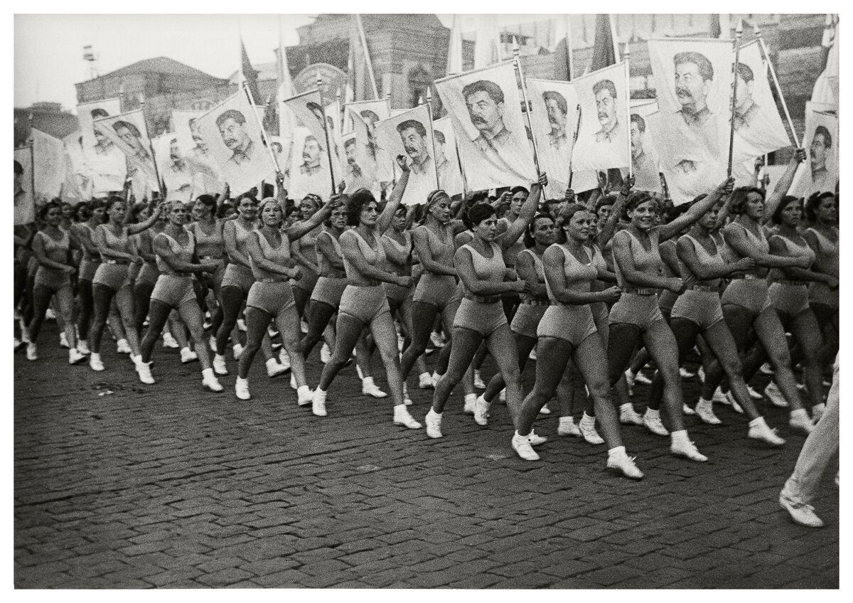 Последний предвоенный первомайский парад. Сплошь комсомолки, спортсменки и многие даже красавицы. Все ли доживут до мая 1945. Честно стырено с яндекс фото.