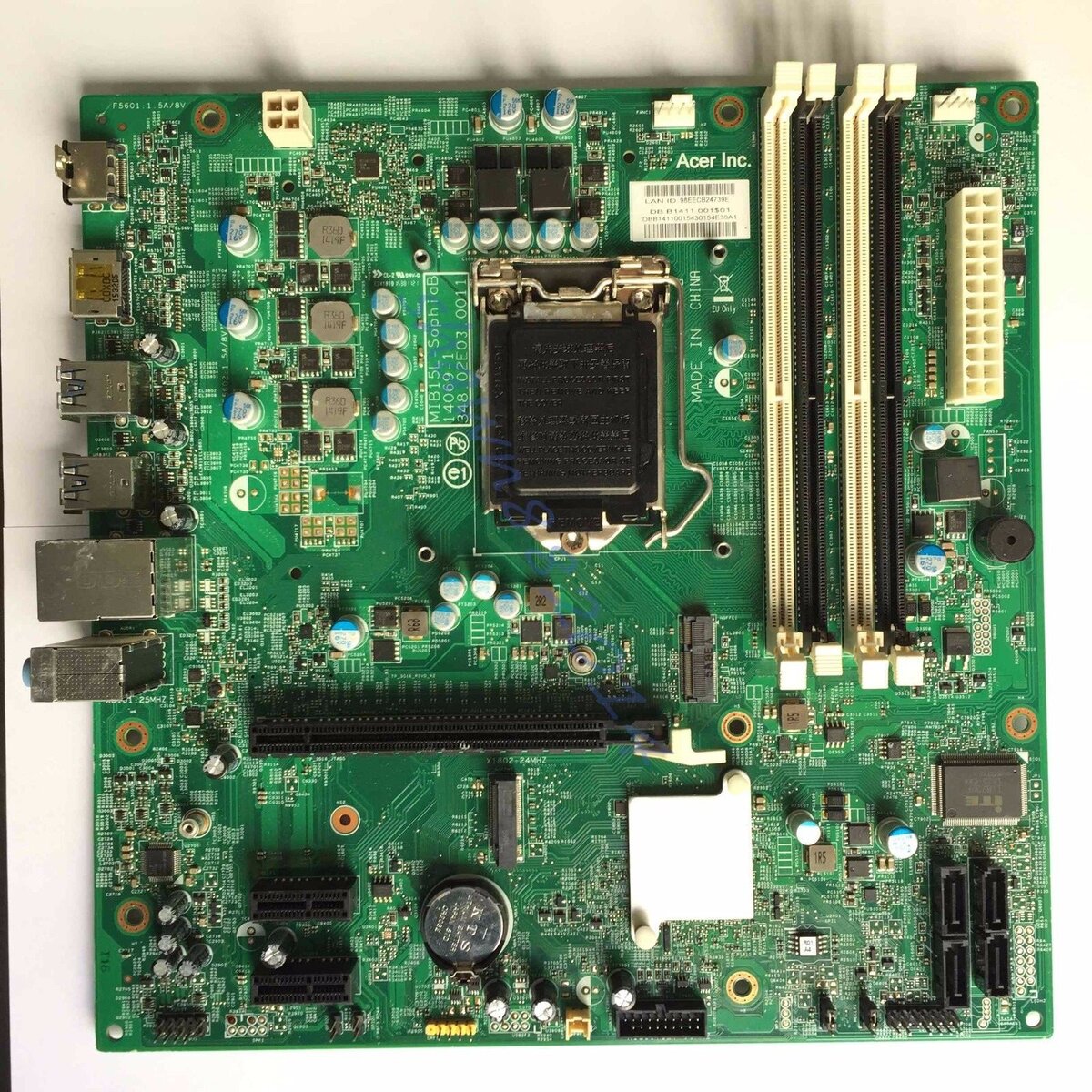 Отсутствует охлаждение на цепях питания, которые определенно будут сильно нагреваться, если производитель решит поставить мощный процессор, а он решит, так как плата из "игрового ПК". Слот м.2 расположен под видеокартой, которая будет нагревать накопитель. Также обращаем внимание на SATA разъемы, которые в случае с длинной видеокартой со стандартным охлаждением в 2.5 слота будут перекрыты. (фото получены из Интернета)