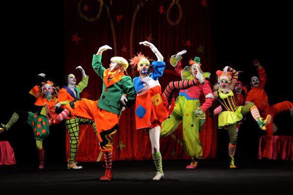Семь клоунов скачут и кривляются (фото из Интернета)