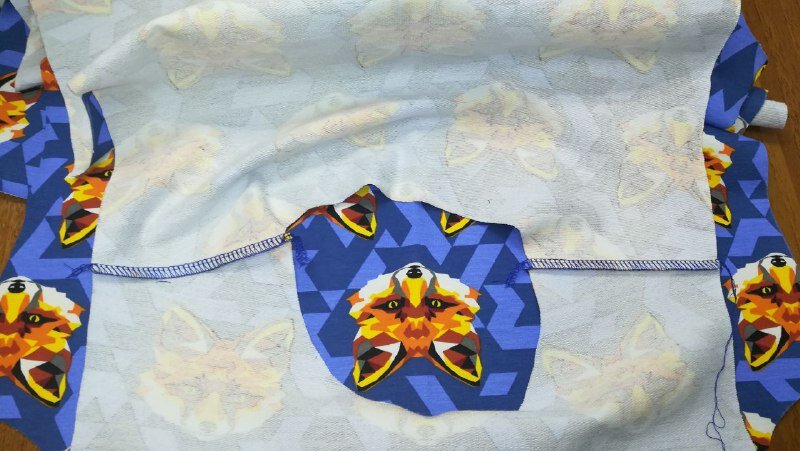 Плечевые срезы сшиты. Швы заутюжены на перед. Фото автора, 2019 (с)