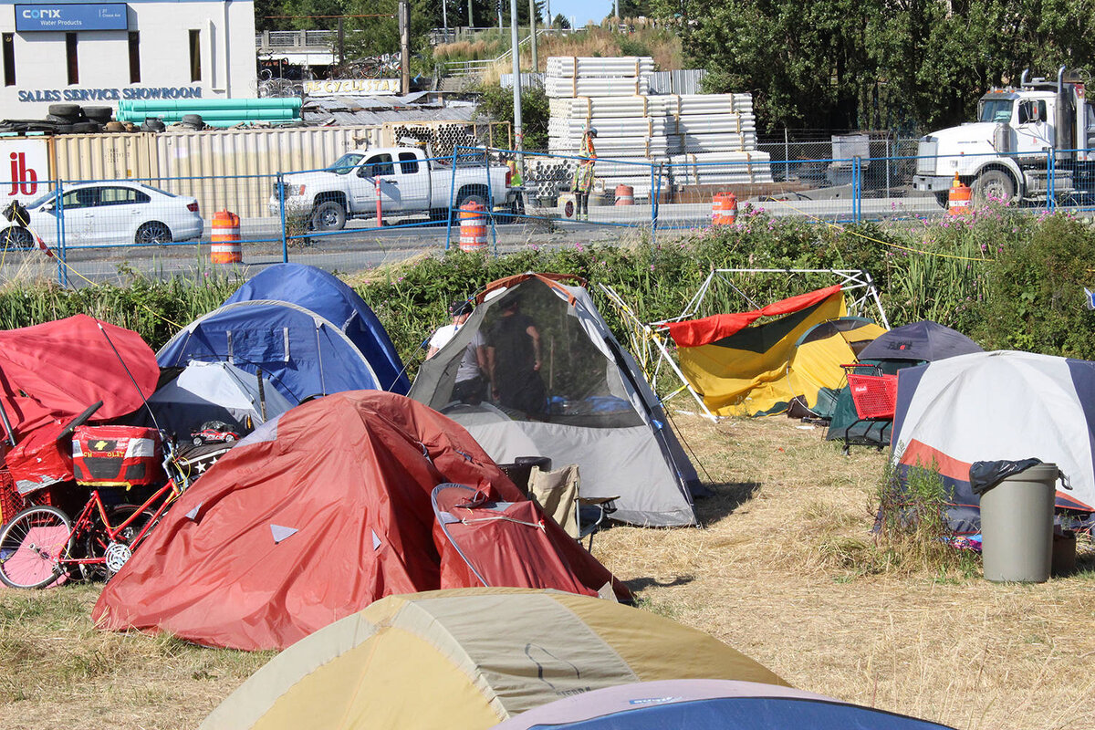 Бездомные живут в палатках