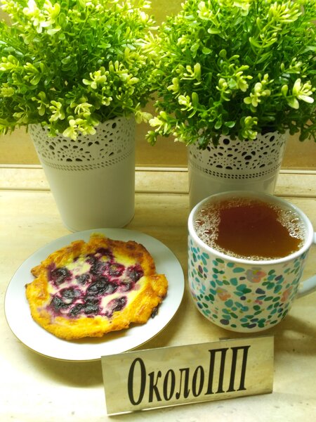 Фото домашней творожной ватрушки с вишней