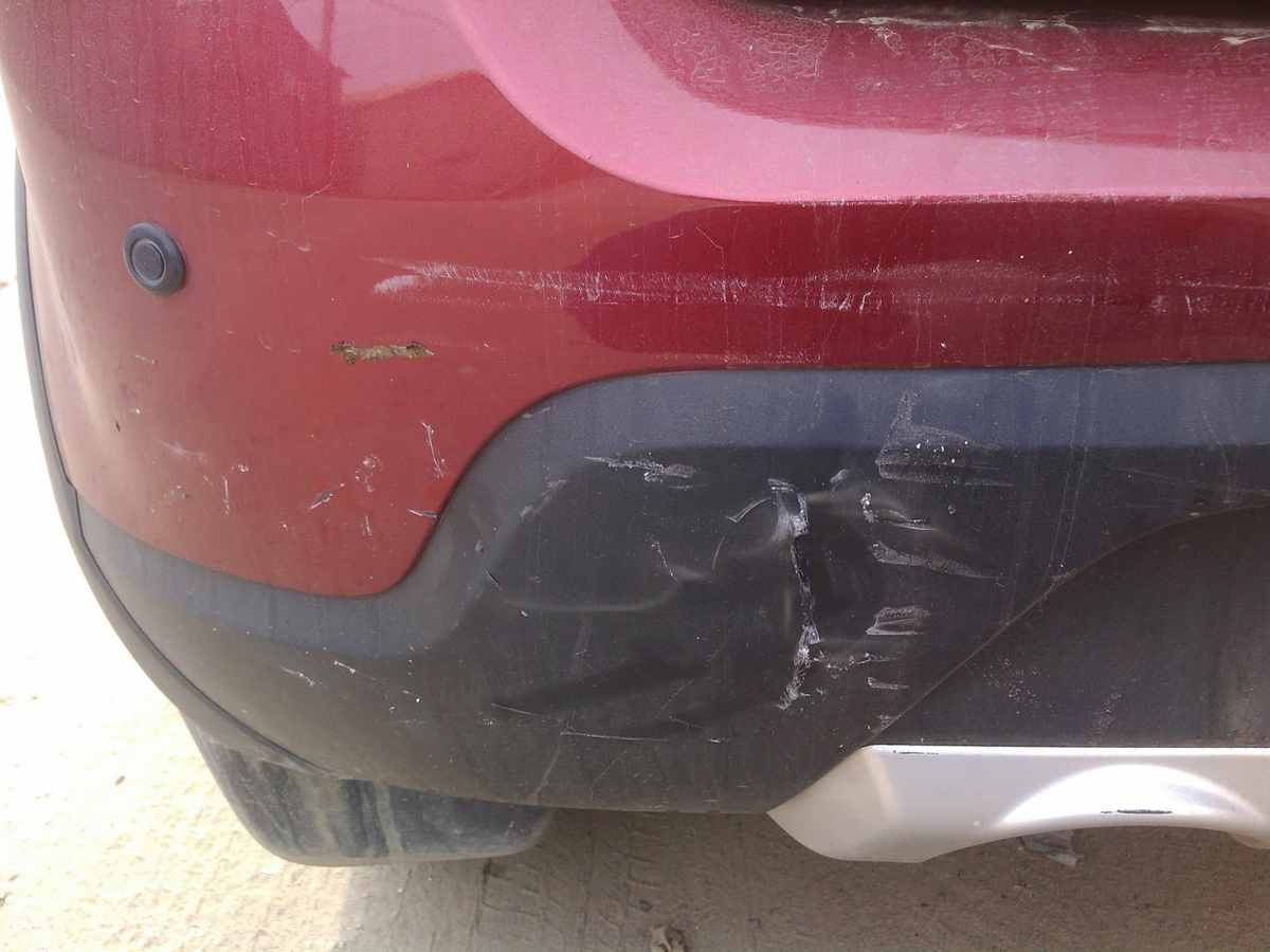 Повреждения после ДТП. Вроде не большие, но страховая признала машину полностью уничтоженной, не смотря на то, что для оценки ущерба я на ней приехал и уехал сам.