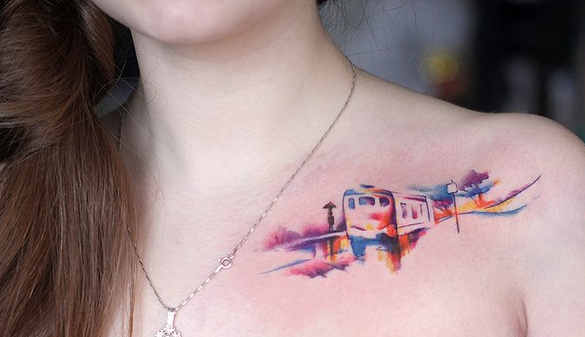 Татуировка Трамвай на ключице у девушки в стиле "Акварель"