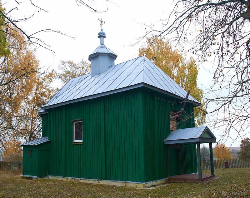 деревня Грицковичи (Несвижский р-н, Минская обл.) –Церковь св. Н. Чудотворца (19в.), могила замученных в годы ВОВ священников Хильтовых.

