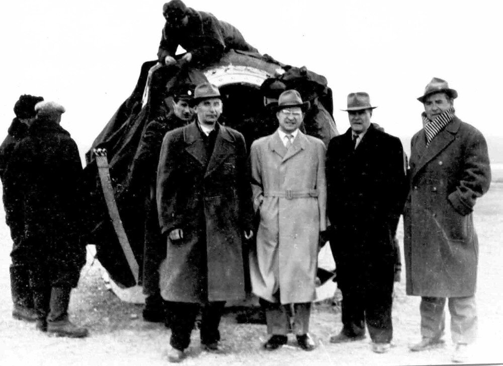 12 апреля 1961 года. Спускаемый аппарат корабля «Восток». Дмитрий Козлов третий справа. Историческая-самара.рф