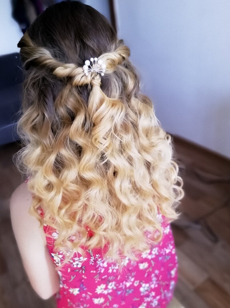 Просто, нежно, изящно - легкие локоны для красивой девушки