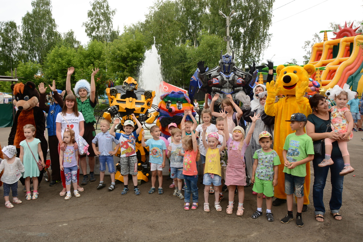 Дети в восторге, когда в гости в Парк приходят Гиганты Трансформеры.