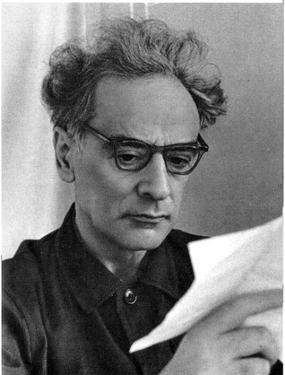 Л.Д. Ландау читает поздравление с присуждением Нобелевской премии