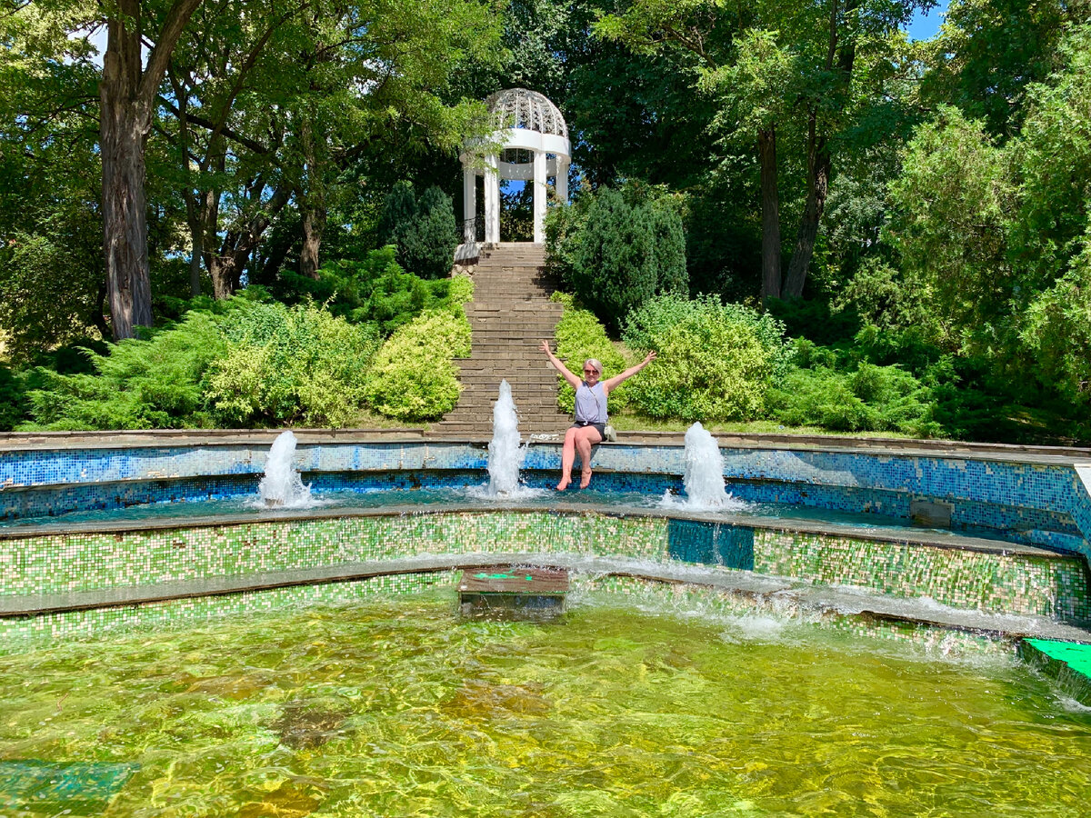 Места в краснодаре которые стоит посетить. Места в краснодаре которые стоит посетить. Кабардинка парк старый город. Прикольные места в краснодаре. Кабардинка краснодарский край старый парк.