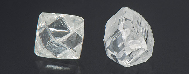 Слева - необработанный природный алмаз, справа - искусственно выращенный. Оба кристалла из исследовательской коллекции GIA. Фото Орсаса Уэлдон / GIA