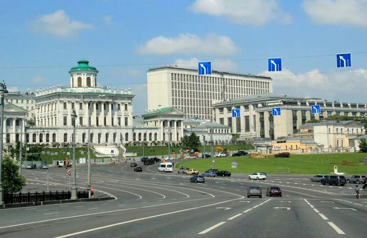 Вид на "лужайку Никсона" и дом Пашкова с Большого Каменного моста
