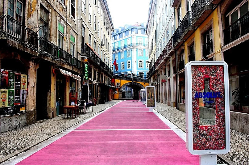  Rua Nova do Carbalho, Лиссабон, Португалия Пожалуй, самый яркий пример того, насколько сильно может измениться улица. Ранее Rua Nova do Carbalho была местной «улицей Красных Фонарей».