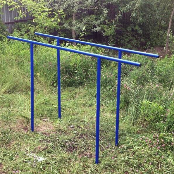 Упражнение на брусьях, чем-то схоже с отжиманием от пола. Сейчас вкратце вам опишу об улучшении результатах на брусьях. Здесь не программа, а лишь только советы, какие способы помогают вам прогрессировать.