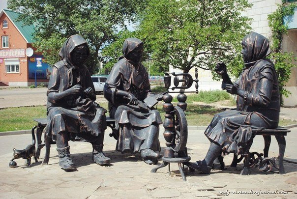 Памятник рукодельницам, вяжущим пуховый платок. Памятник находится в Урюпинске.