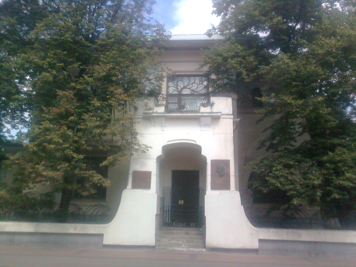 Особняк Рябушинского. О том, что тут жил Горький, напоминает табличка. Фото автора. 