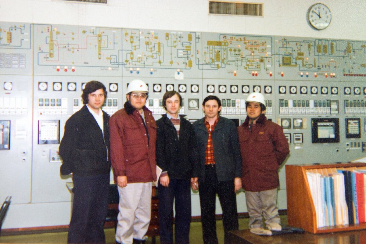 Вячеслав Пузанов (второй справа) с японскими инженерами