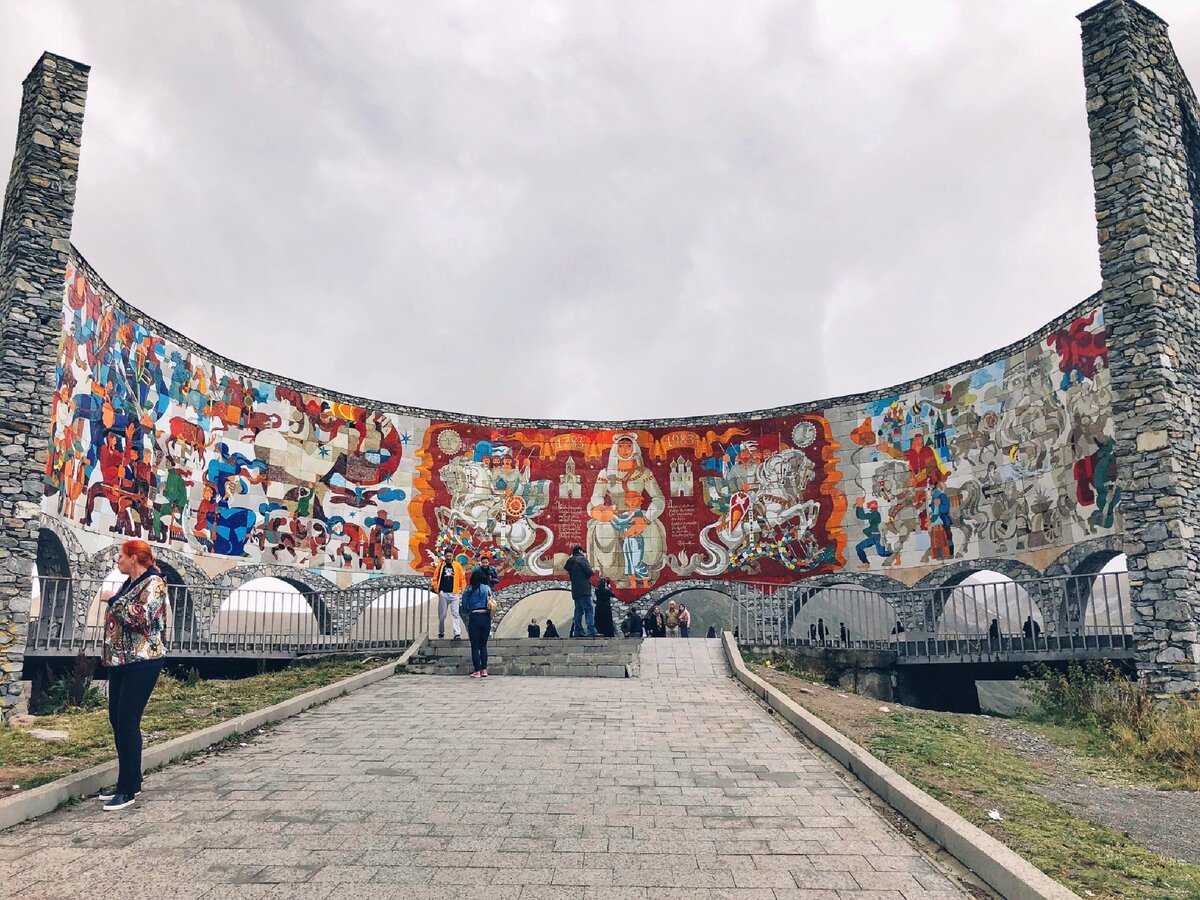 Церетели - арку дружбы народов. Тбилиси арка дружбы народов. Монумент Дружба народов Церетели.