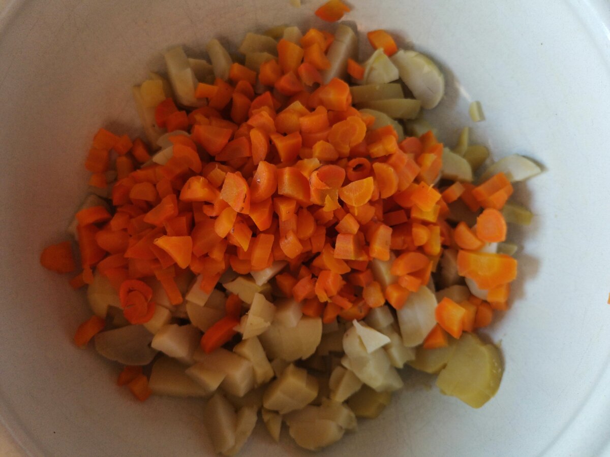 Нарезаем небольшим кубиком отварную морковь.
