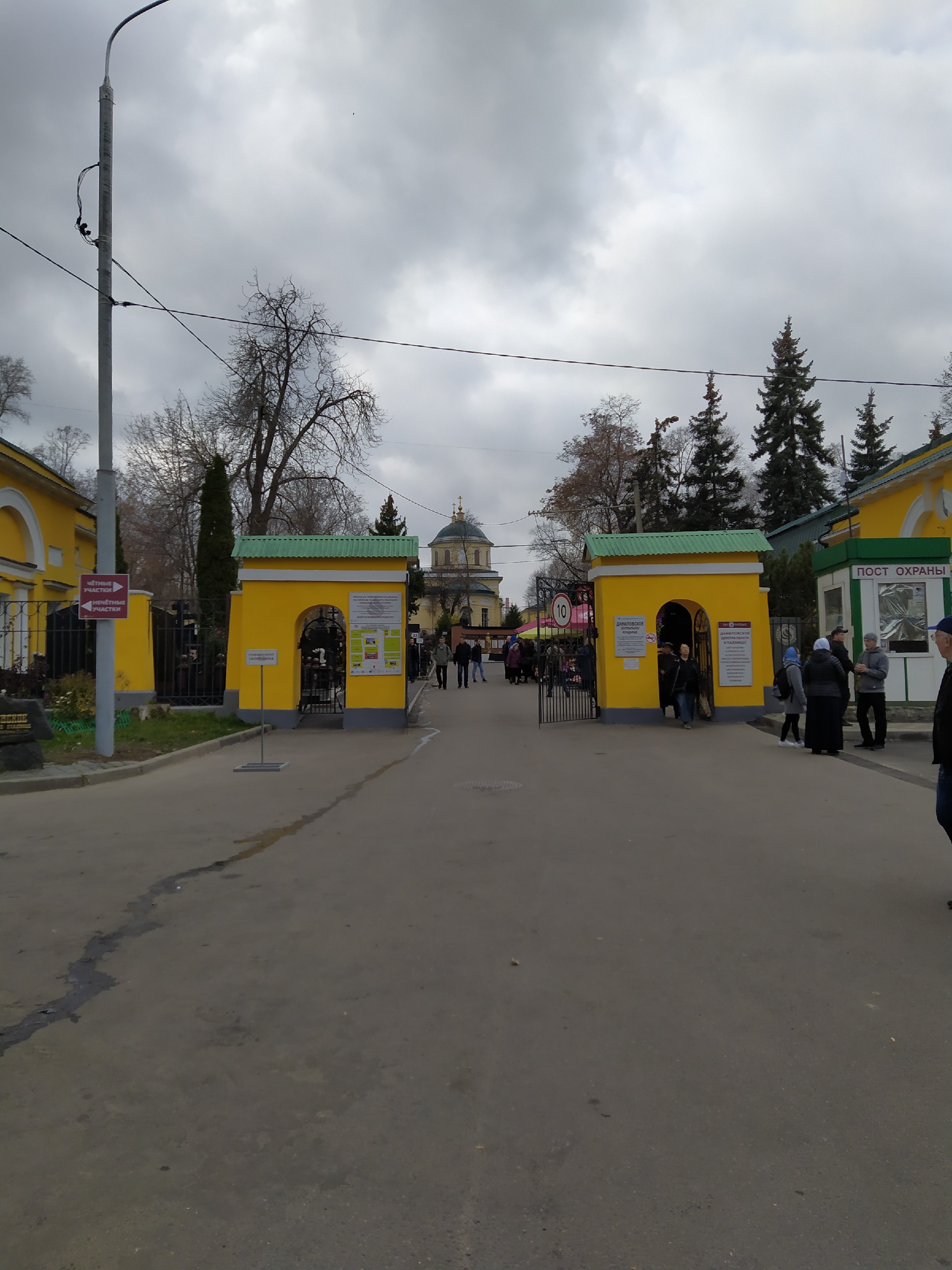 Даниловское кладбище парковка. Даниловское кладбище в Москве. Гулять по кладбищу.