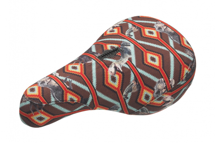 Fat седло - прямая альтернатива slim седлу - толстое и мягкое.

+ Проще зажимать коленками;
+ Мягче сидеть;
- Больший вес;
- Может мешаться при випах, инвертах и пр.
