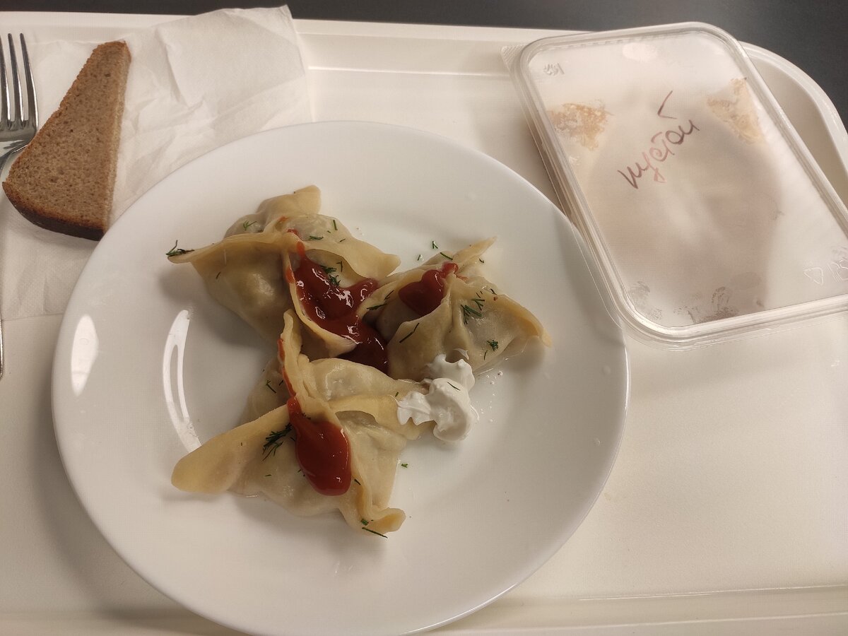 Если соблюдать дневную норму калорийности, на обед можно позволить себе и манты и блины. 