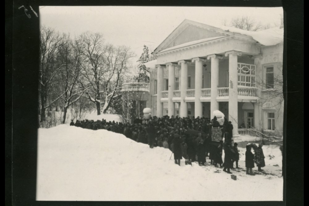 Траурное шествие за гробом В.И. Ленина на пути из Горок к железнодорожной станции Герасимовка. 23 января 1924 г.  Фото: РГАСПИ. 