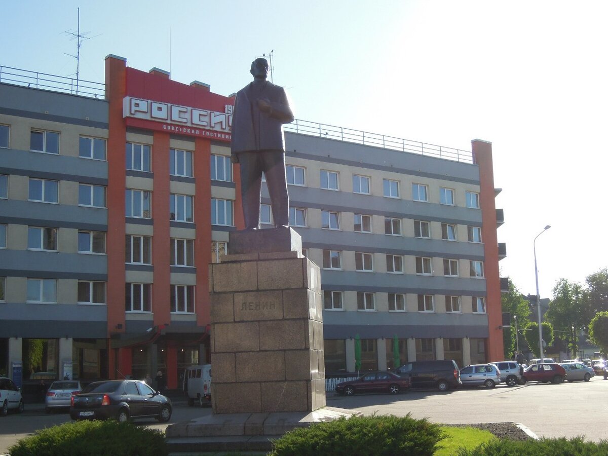 Здесь же, конечно, не обошлось без памятника Ленину