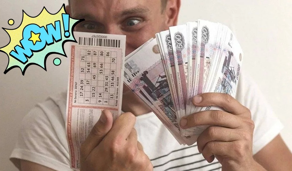 Мужчина выиграл в лотерею сто тысяч долларов и выбросил билет в мусорное ведро




Житель американского города Ньюберри, штат Южная Каролина, выиграл в лотерею сто тысяч долларов и едва не лишился приза из-за невнимательности. 

24 января американец, пожелавший сохранить анонимность, купил на заправке лотерейный билет Palmetto Cash 5. На следующий день он проверил итоги розыгрыша и решил, что проиграл. "Я по ошибке посмотрел на выигрышную комбинацию другого дня", - пояснил невнимательный мужчина. Затем он выбросил билет в мусорное ведро.

Игрок утверждает, что он выпил кофе, еще раз проверил результаты игры и осознал свою ошибку. Он достал лотерейный билет из мусорного бака и убедился, что комбинация чисел 9-15-25-27-30 действительно принесла крупный джекпот. "Я не мог в это поверить", - признается он.

Часть денежного приза победитель решил отдать на благотворительность, а остальную сумму отложить на оплату колледжа внуков.
