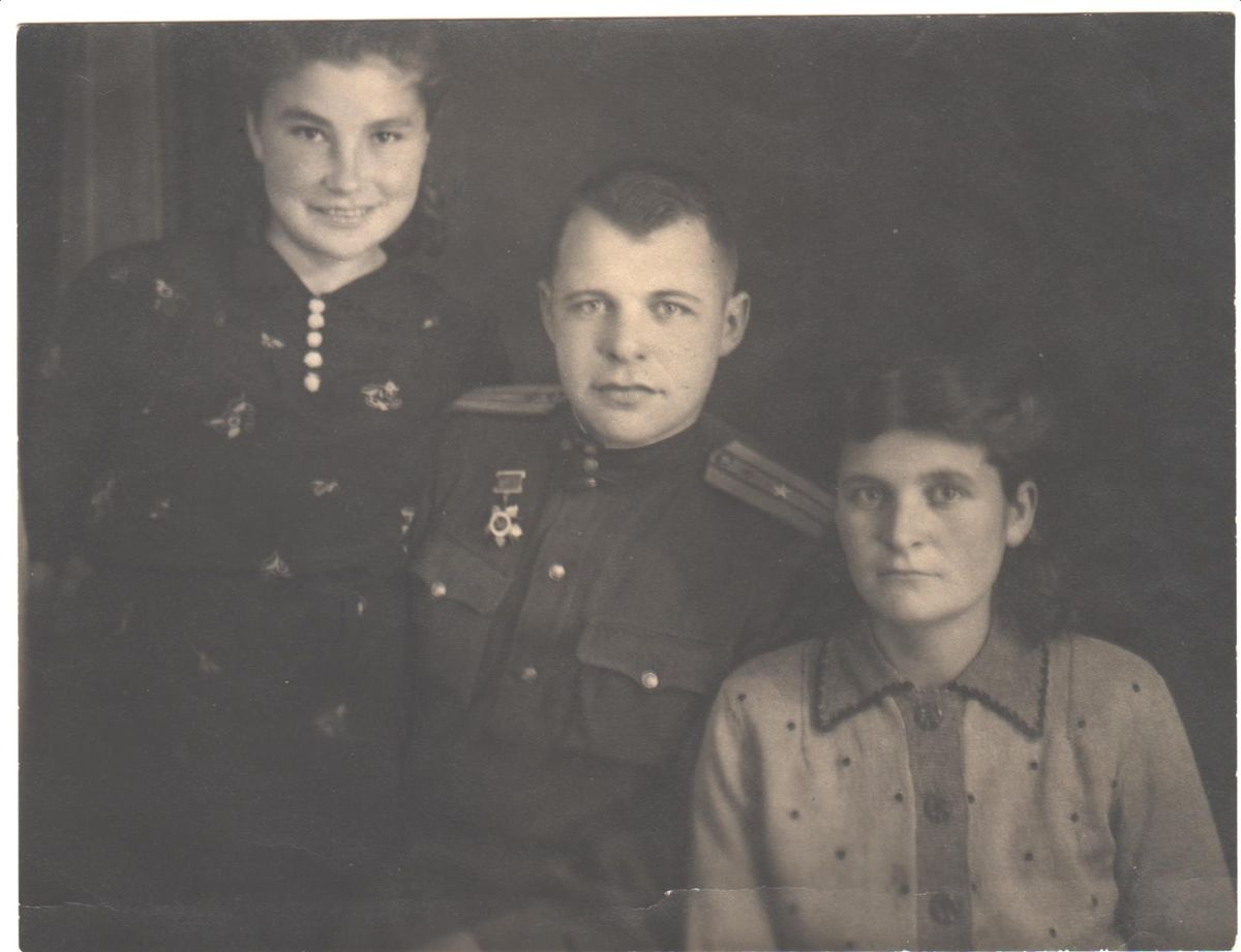 Галина Макарова, Иван Макаров и его сестра. Фото из семейного архива