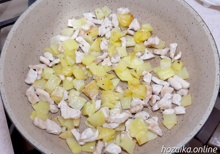 Готовность картофеля проверяем так: если его можно без усилий разломать лопаткой, то он готов.