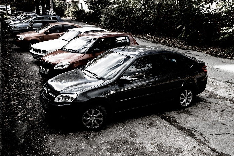 Автостоянка во дворе.