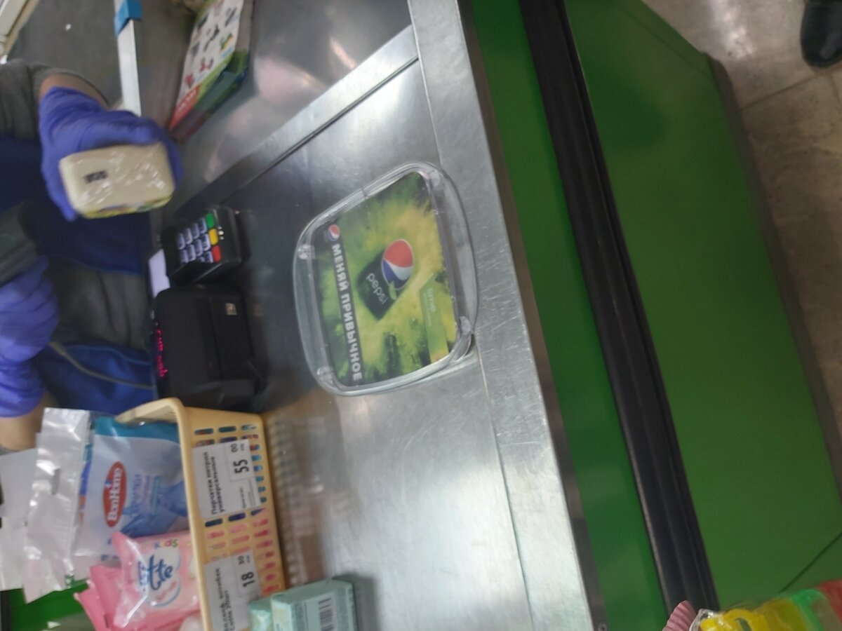 Продавцы надели перчатки и маски