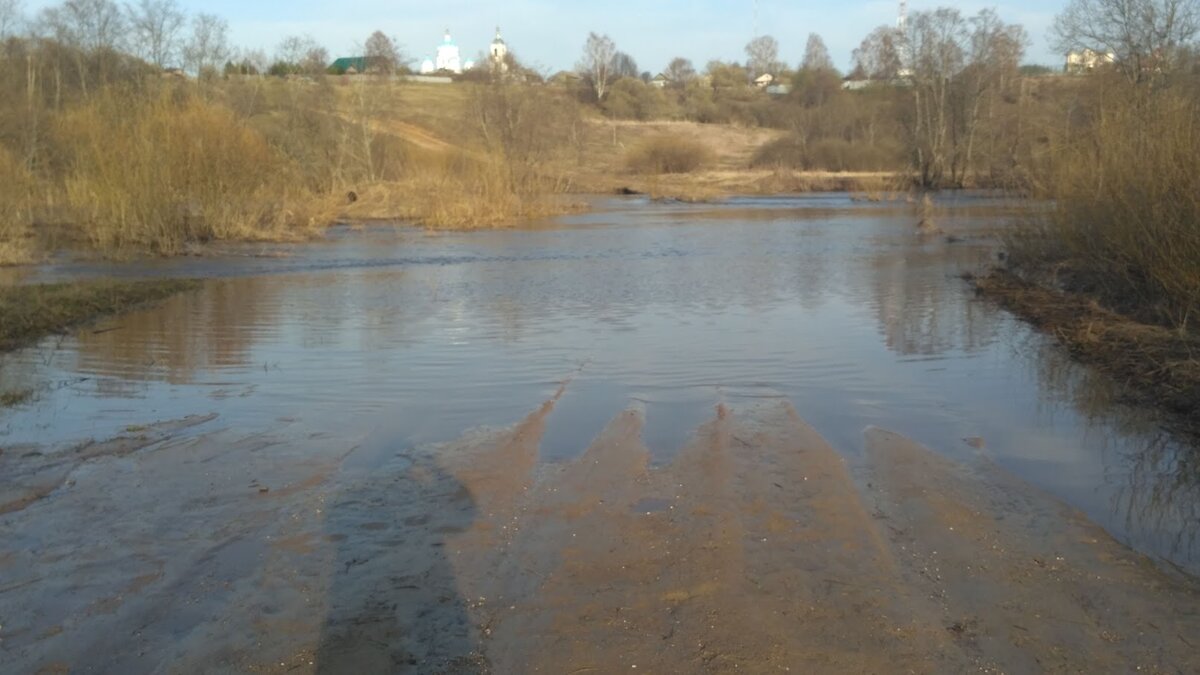 Во время весеннего половодья дамба полностью залита водой, а наша деревня отрезана от всего цивилизованного мира