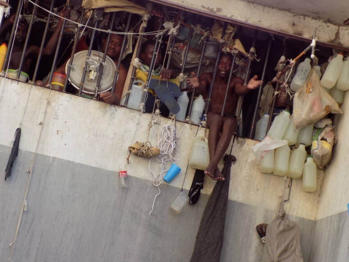 заключённые  пытаются хоть как-то получить воздух