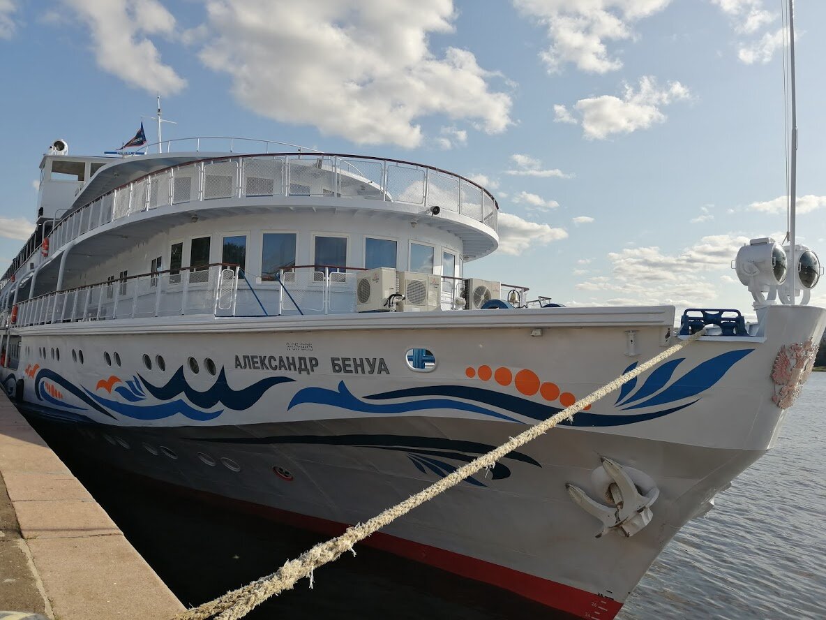 Опять в речной круиз хочу. А, что уже была? Нет, уже хотела. Речной теплоход-пансионат компании "Созвездие" Александр Бенуа. Фото Светы Давыдовой