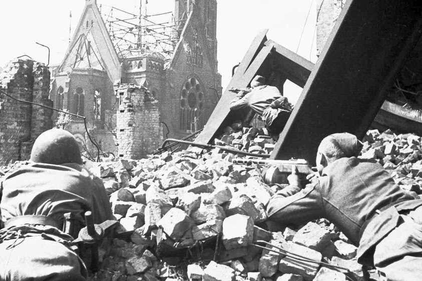 Советские войска 18 апреля 1945 года силами 1-го Украинского и 1-го Белорусского фронта вели ожесточённые бои на подступах к Берлину. 
Одновременно красноармейцы продолжали уничтожение остатков немецких войск, отброшенных в район порта Пиллау (ныне Балтийск Калининградской области), развивали наступление в Польше, Чехословакии и Австрии.«На подступах к Пиллау немцы оказывают упорное сопротивление, опираясь на заранее подготовленные укреплённые позиции. Наши пехотные и танковые подразделения преодолели несколько линий траншей, а также глубокий противотанковый ров. Гитлеровцы, пытаясь задержать советские войска, устроили в лесу много завалов и заминировали их. Наши артиллеристы и штурмовые группы уничтожают огневые точки противника и расчищают путь советской пехоте. В результате ожесточенного боя гвардейские подразделения выбили немцев из северной части лесного массива и настойчиво продвигаются к Пиллау. На мысе юго-восточнее города Фишхаузена советские танкисты и пехотинцы завершили ликвидацию окружённой группы немецких войск. Захвачено много пленных и трофеев. За день боев войска фронта уничтожили свыше пяти тысяч вражеских солдат и офицеров. Уничтожено много танков, полевых орудий, минометов, пулеметов и другого вооружения противника», — отмечалось в сводках Совинформбюро. 
Юго-западнее и южнее города Ратибор войска 4-го Украинского фронта с боями заняли более 30 населенных пунктов. На территории Чехословакии соединения 2-го Украинского фронта овладели городом Иванчице и заняли с боями ещё 10 населенных пунктов. Севернее Вены части Красной Армии вошли в город Мистельбах, взяли под контроль железнодорожную станцию «Ульрих», ещё восемь городов и посёлков.

Всего за 18 апреля советские войска подбили и уничтожили 96 немецких танков и самоходных орудий, зенитчики и лётчики в воздушных боях сбили 115 самолетов противника.