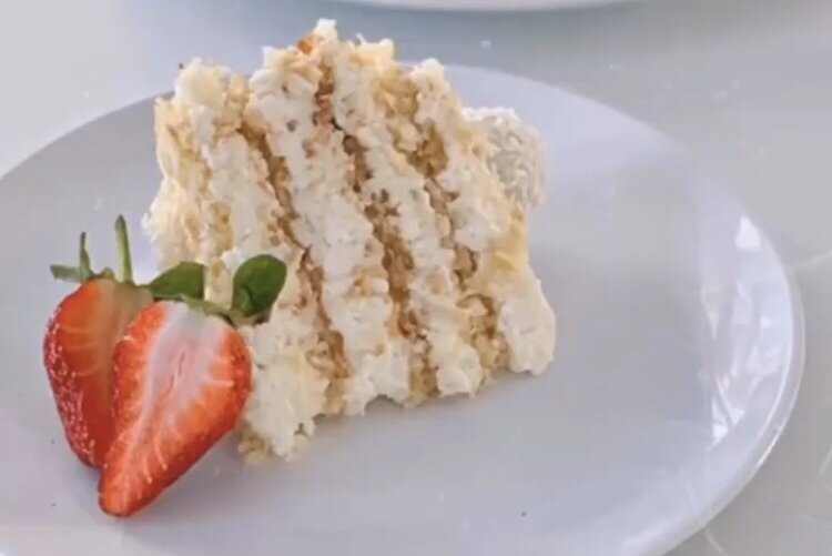  Нежнейший и лёгкий в приготовлении торт. Любите кокос - обязательно приготовьте.