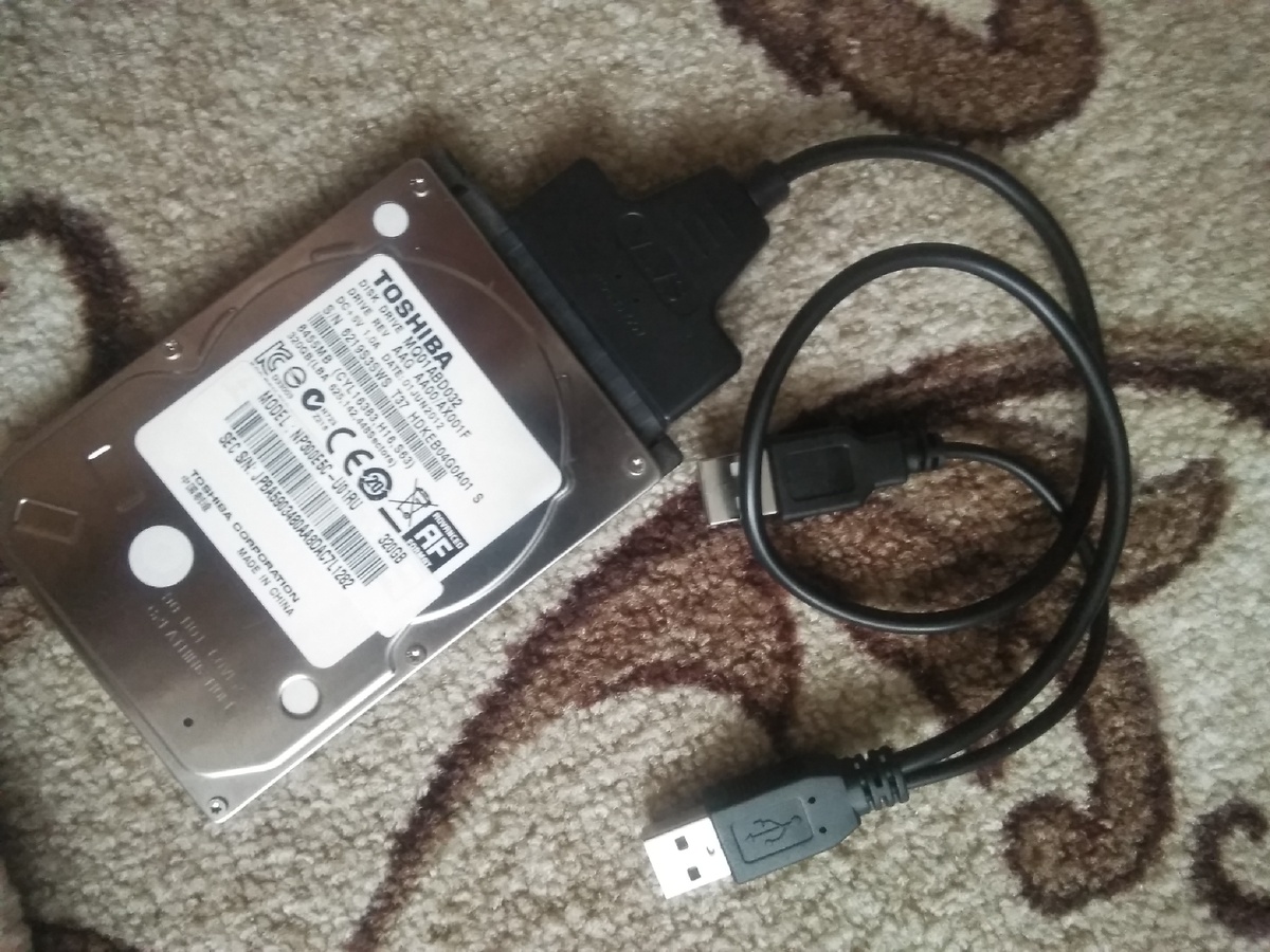 Жёсткий диск и переходник. Личное фото.