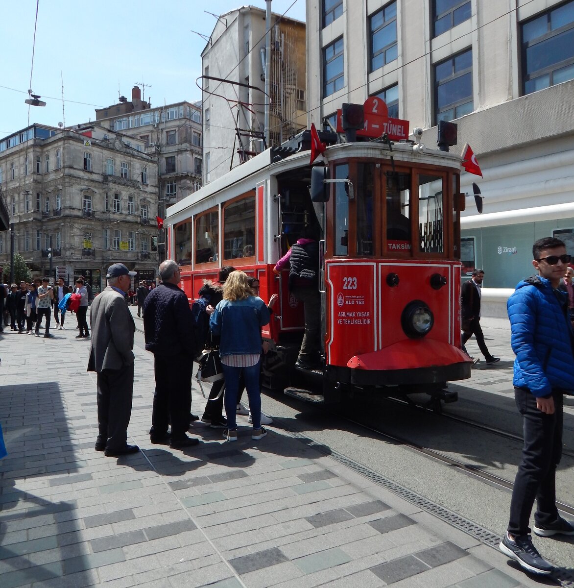 Туристическая улица Истикляль в Стамбуле (фото автора)